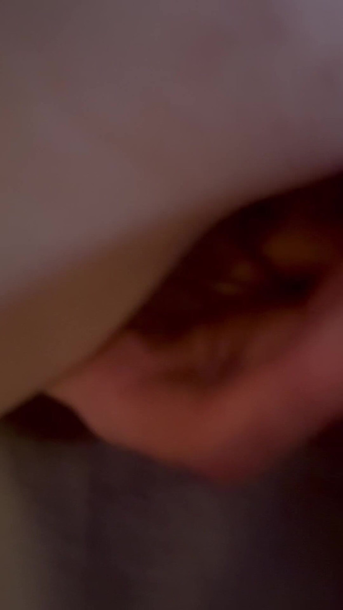 Zoey Portland: Nadržená mladá MILFka je tvrdě ošukána automechanikem při obědě