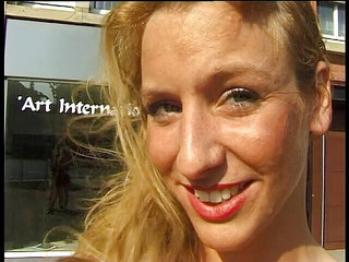 Lucky Cooch: Gagica blondă își expune țâțele naturale uimitoare