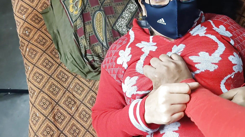 Pyaripooja22: 丈夫通过在她姻亲家里的床上偷偷地操他的妻子来释放所有的精液。