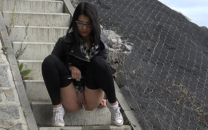 Puffy Network: Stepler kızların işemeye geldiği got2pee tarafından ıslanıyor