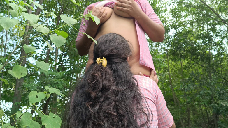Magilmathi: Estudante de uniforme universitário ao ar livre