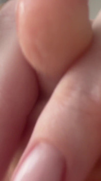 Close-up teenzuigen en voetenbeurt met sperma op tenen - pedicurede tenen en sperma likken