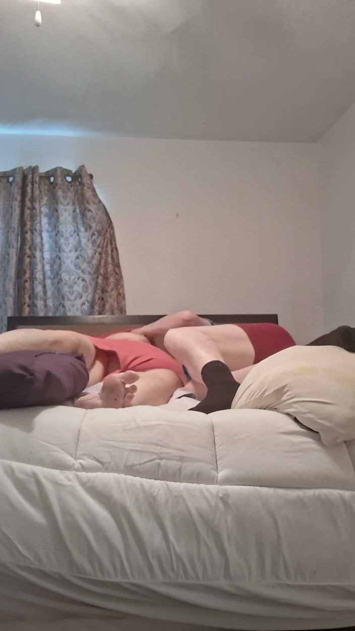 BBW nurse Vicki adventures with friends: Asistenta mare Vicki și Handsome Hairy/Harry se joacă pe pat