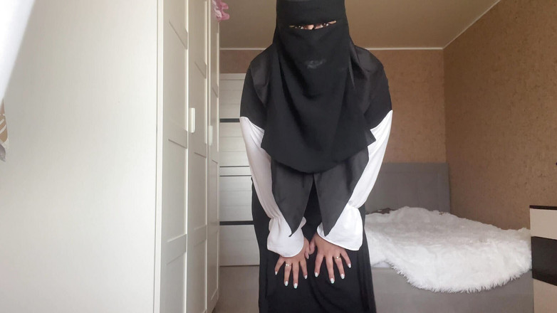 Lux Eva: 巨乳のシリアの熟女が黒いパンティーを通して彼女のマンコを自慰行為する