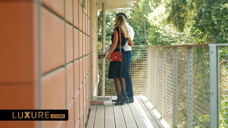 Luxure: Dvě prsaté milfky pro šťastného muže