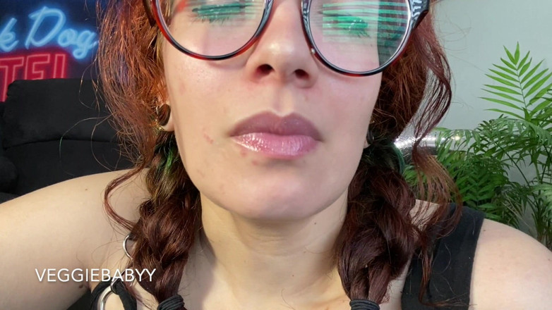 Veggiebabyy: Kız arkadaş erkek arkadaşını küçültüyor ve yiyor