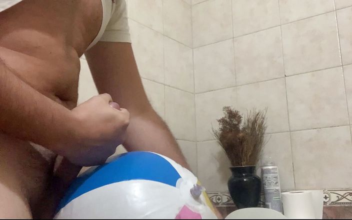 Inflatable Lovers: In the bathroom with a beach ball