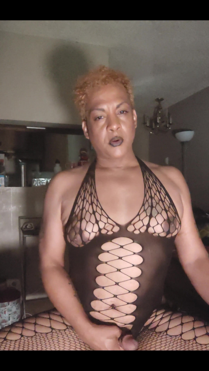 KNKY Bee: Bineînțeles că pula mea merge și o folosesc.