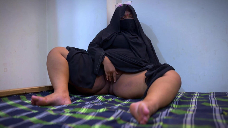 Aria Mia: Árabe linda madrasta gostosa sozinha em casa e se masturbando...