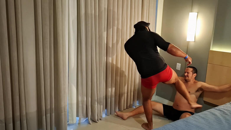 Punchbagplz: Black Titan - Heavyweight Kick Challenge
