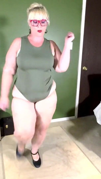 Lo spogliarello della bbw latina balla e fa oscillare il suo splendido corpo grasso incoraggia a segarti e venire sul conto alla rovescia