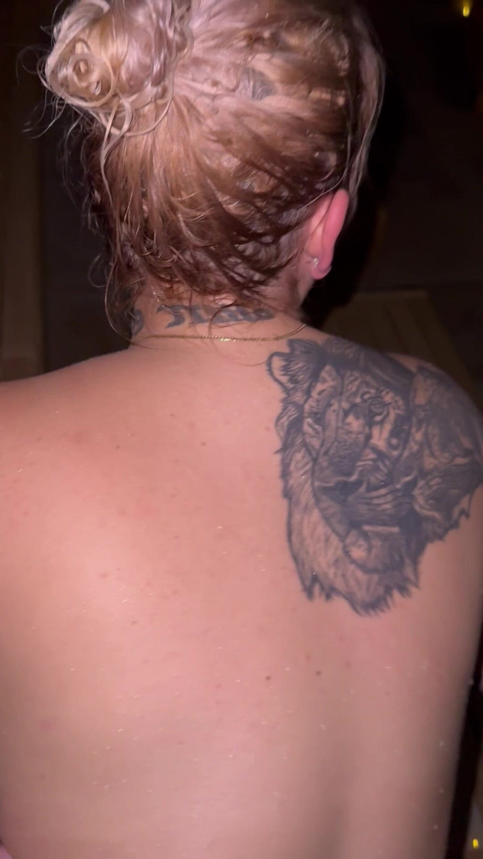 Bonieclydeerotik: Громадська сауна, термальні ванни, кінотеатр, мінет, песик взятий ззаду, стоїть, гарячий, пітній, готова пара, спіймана наодинці