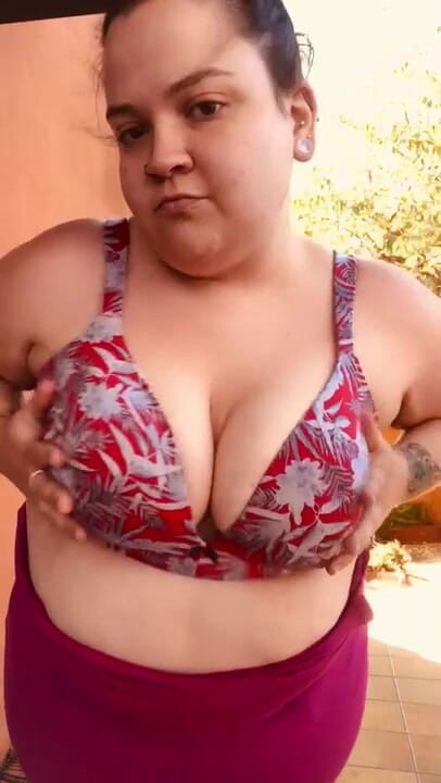 Big titty brunette: Striptease mit dicken titten