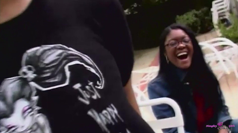 Naughty Black Girls: 这个男人很高兴射在这个女孩的嘴里，他尖叫了起来