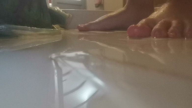 Nicoletta Embassi: Géante sous la douche : pieds nus colossals sous la pluie