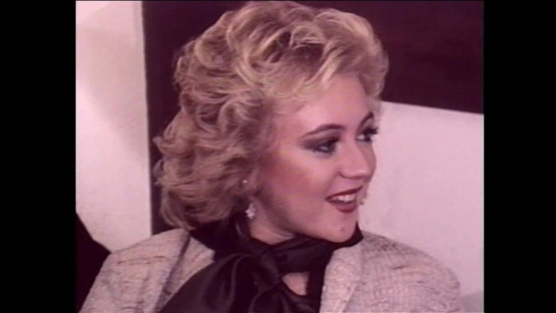 Vintage Usa: 两个熟女被大鸡巴性交并射在嘴里，而 Moana Pozzi 被黑鸡巴性交并射在乳房上