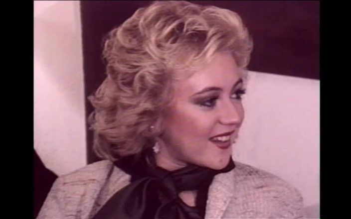 Vintage Usa: Dua MILF disetubuhi dan dicummed di mulut oleh ayam besar...