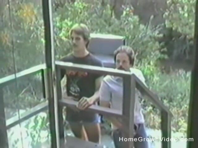 Homegrown Video: Zwei typen wechseln es an einer blondine mit kleinen titten...