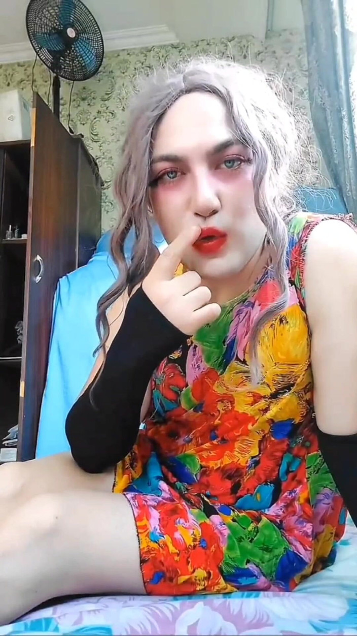 Kitty_Cross: मेरे कर्व्स शब्दों से ज्यादा जोर से बोलते हैं