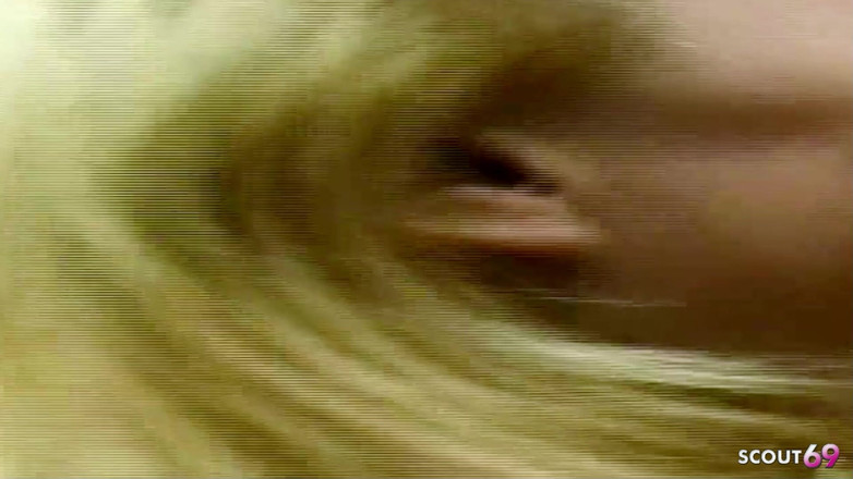 Shemale TS Collection: Blonďatá Tranny je tajně ošukaná v lese v jejím těsném...