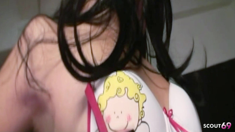 Shemale TS Collection: Худой шмель получает свой первый анальный секс от молодого парня