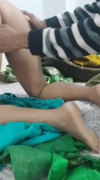 Desi stiefzoet neukte zijn stiefmoeder en probeerde de eerste keer anaal te neuken
