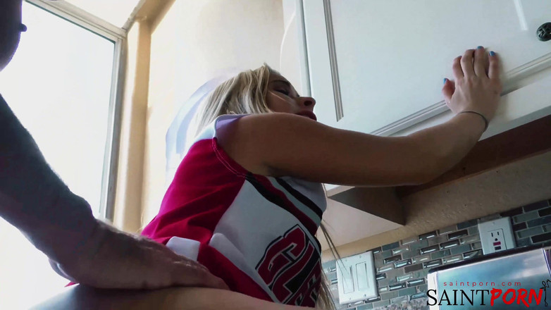 SaintPorn: Lilly的欢呼奉献引起了Mike的注意