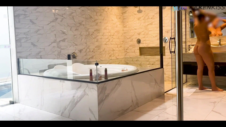 Karen Kiss: Sono corsa con il commesso di mobili all'ora di pranzo...