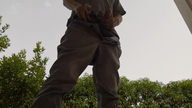 Rafael Torreano: タバコを吸いながらの素早い屋外オナニー