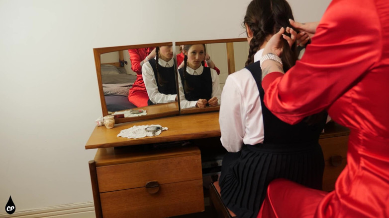 Good Giirl Mila Maeve: Styvmamma fångar collegeflickan mila vid hennes toalettbord ansikte slår straff...