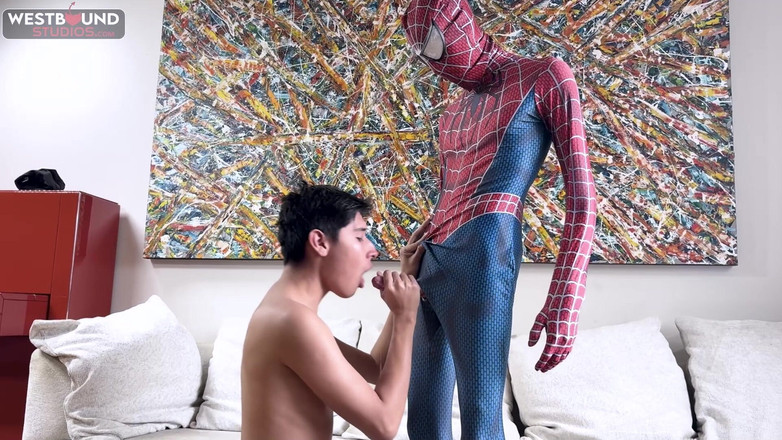 Latin Twinks: Gilbert Moon é pego em porra de Spideybois