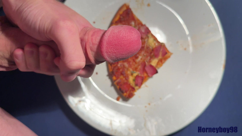 Horneyboy98: Twink rocía su pizza