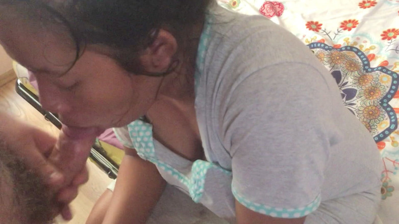 Megacute9999: Menajera indoneziană îi suge pula albă șefei sale