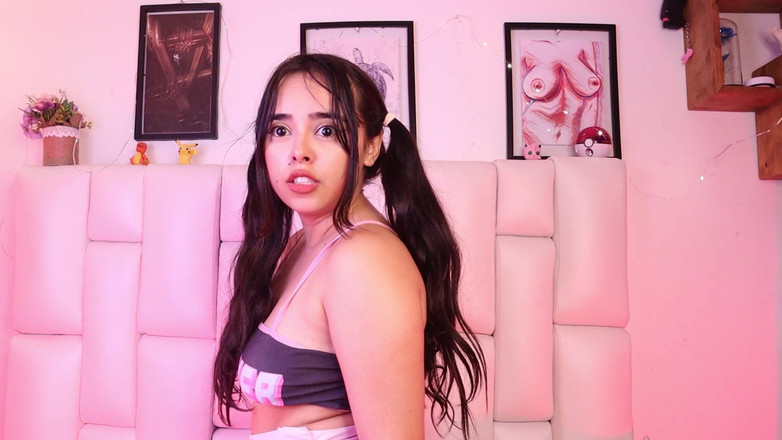 CuttieJennie: 视角：穿着高跟鞋操我屁股，我一边吸一边