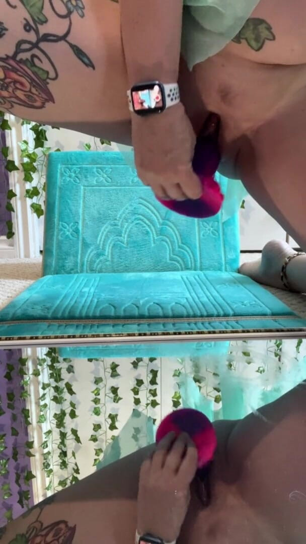 Sexy Angela: ग्रीन बेबीडॉल में सेंट पैटी और फ्राइडे मनाना