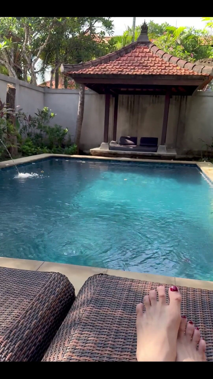 Aerie Rei: Selamat pagi. Berikut adalah salah satu terutamanya untuk peminat kaki