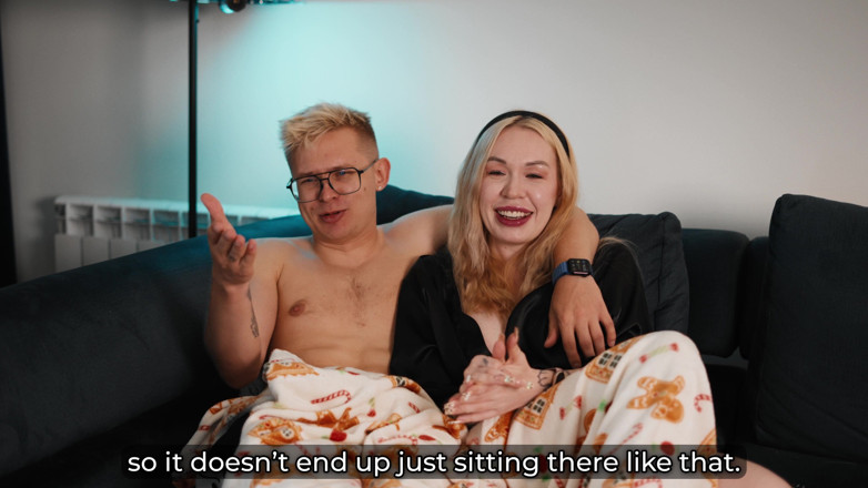 Toma Mur: Blonde Step Stepmom's Bare Pussy Teases Stepson While Watching Movie...