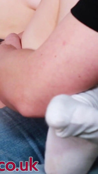 Stoute tiener krijgt haar kut geplaagd in een orgasme-ontkenningsles