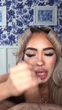 Naplněná Luna Luxe otevírá svou kundičku pro mrdku