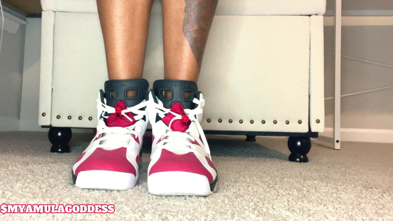 Mya Mula Goddess: Salope en baskets