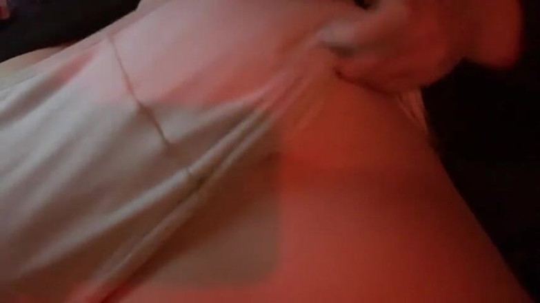 Nipple play 479: นมใหญ่ในเสื้อกีฬาเล่นหัวนมเสียวๆ