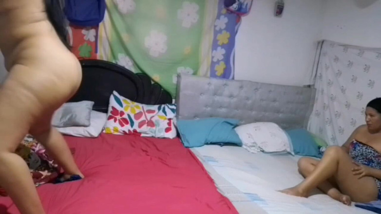 Sexysweet0455: Tančím sexy před svou zvrácenou nevlastní matku, zatímco se dotýká...