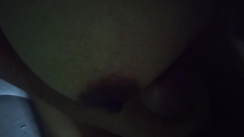Lovely hairy pussy: Karanlıkta azgın masör tarafından elle muamele ve meme sikişi