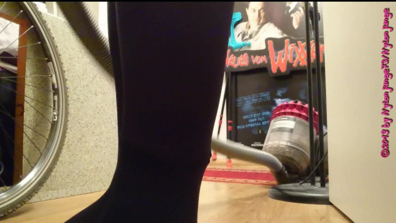 Carmen_Nylonjunge: Erotisk dammsugning i blå fina strumpbyxor