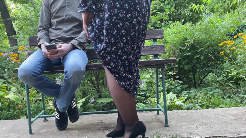 OurFetishLife: Muhteşem götlü orta yaşlı seksi kadın açık havada altın duş...