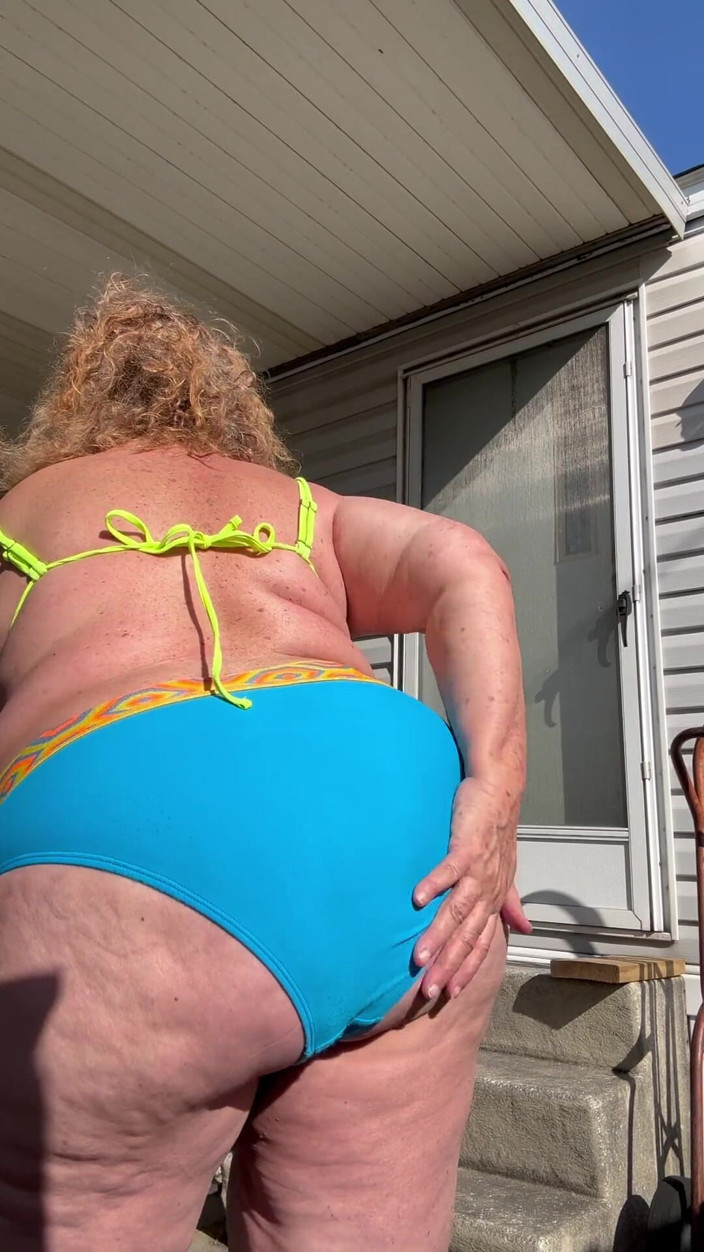 Big Ass 4 U: Outdoor Strip
