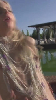 Двух грудастых крошек анально вспахали на улице