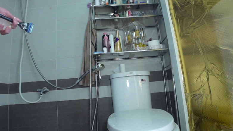 Vina Moon: Asian shower and pussy shaving
