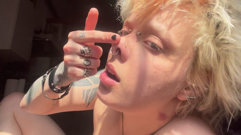 Glitterqueen1999: Goth Girl in the Sun Nose Fetish Nose Rubbing Pig...