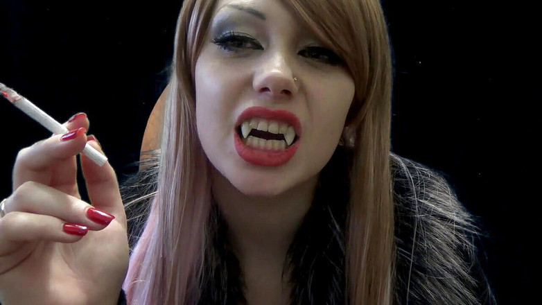 Goddess Misha Goldy: 섹시한 악의 뱀파이어 흡연과 얘기!